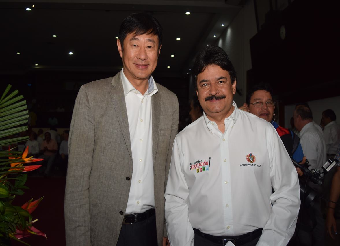 Gobernador Carlos Julio González Villa, junto al embajador de la República Popular China en Colombia; Li Nianping.